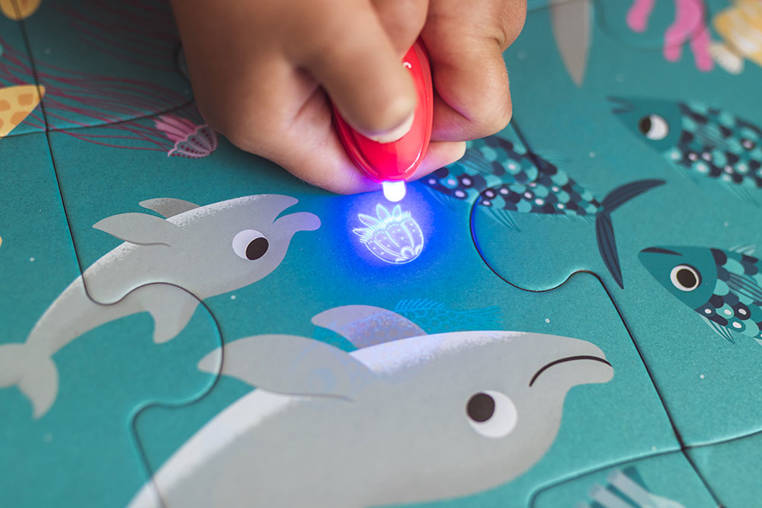 Leuchtendes Puzzle mit Mini-UV-Lampe – Ozean 24 Teile 3+
