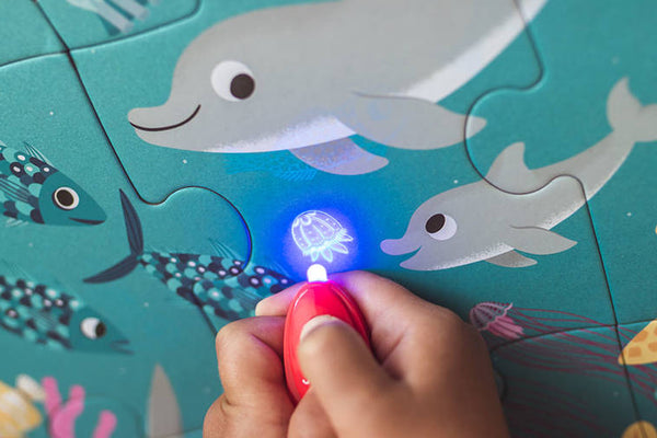 Leuchtendes Puzzle mit Mini-UV-Lampe – Ozean 24 Teile 3+