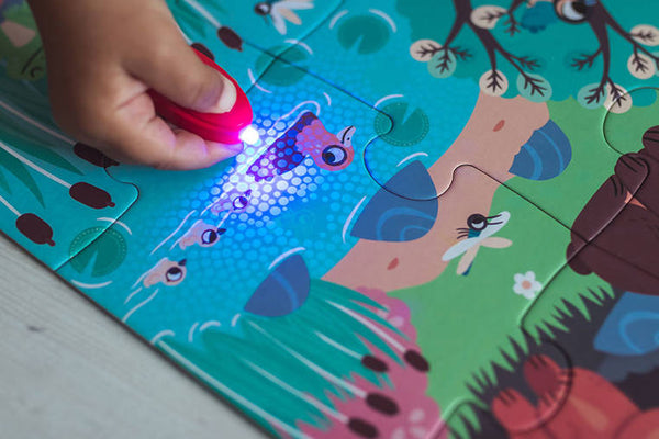 Leuchtendes Puzzle mit Mini-UV-Lampe – Wald 24 Teile 3+
