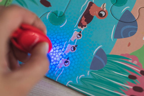Leuchtendes Puzzle mit Mini-UV-Lampe – Wald 24 Teile 3+