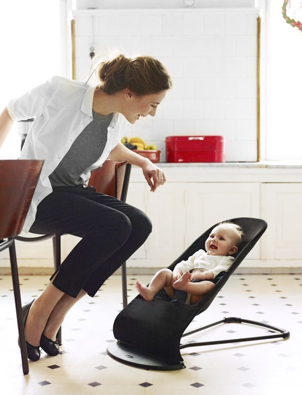 Babywippe BALANCE SOFT – Schwarz/Dunkelgrau + Spielzeug
