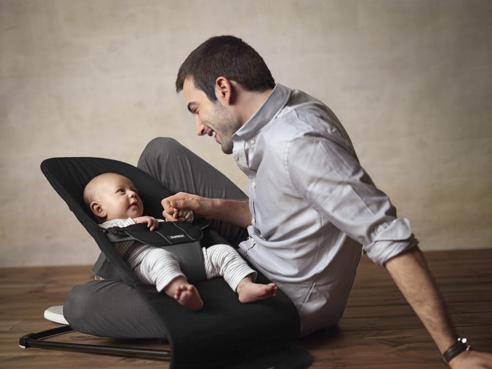 Babywippe BALANCE SOFT – Schwarz/Dunkelgrau + Spielzeug