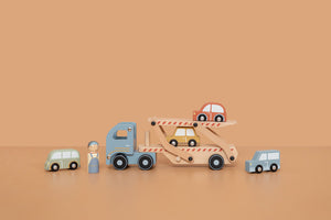 Abschleppwagen mit Autos