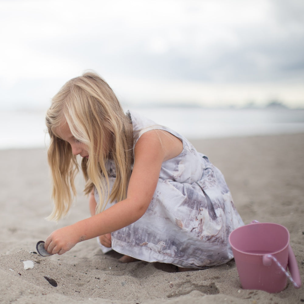 Sandspielzeugset mit Sieb – Puderrosa - Tublu.de
