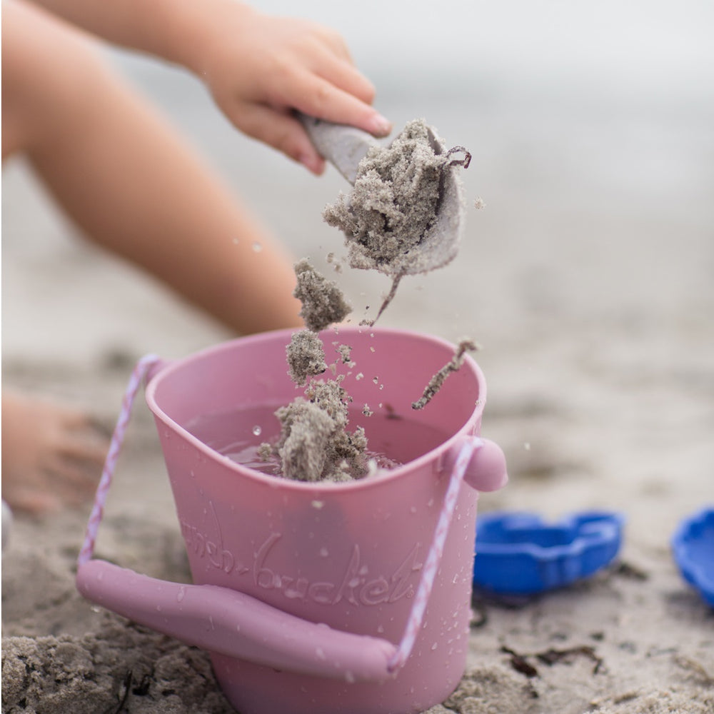 Sandspielzeugset mit Gießkanne – Puderrosa - Tublu.de