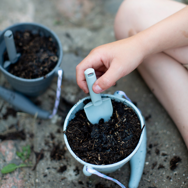 Mini-Silikoneimer mit Schaufel – Dunkeblau - Tublu.de