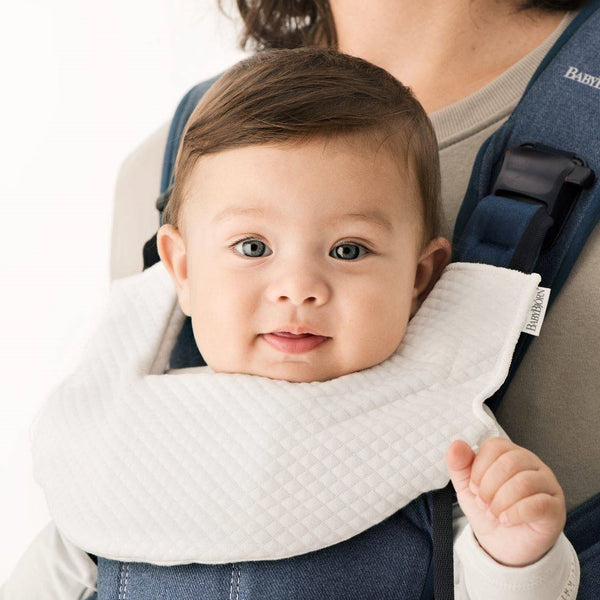 Babytrage ONE AIR – Marineblau + Lätzchen