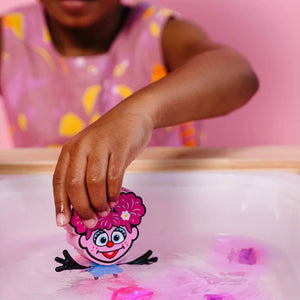 Badefigur Abby – Set mit zwei Sensorik-Würfeln, die im Wasser leuchten