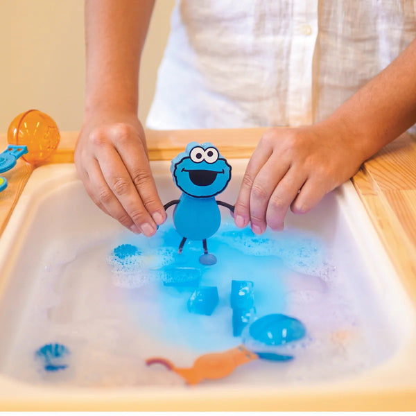 Badefigur Cookie Monster – Set mit zwei im Wasser leuchtenden Sensorikwürfeln