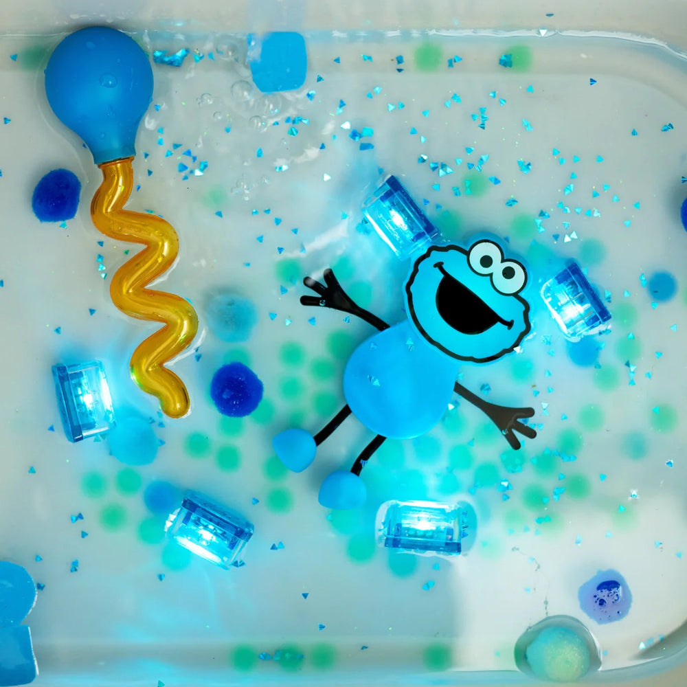 Badefigur Cookie Monster – Set mit zwei im Wasser leuchtenden Sensorikwürfeln