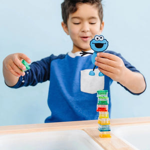 Badefigur Cookie Monster – Set mit zwei im Wasser leuchtenden Sensorikwürfeln