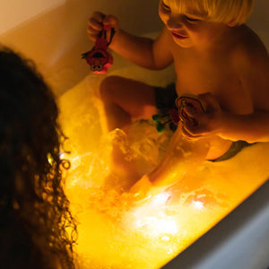 Badefigur Julia – Set mit zwei Sensorik-Würfeln, die im Wasser leuchten