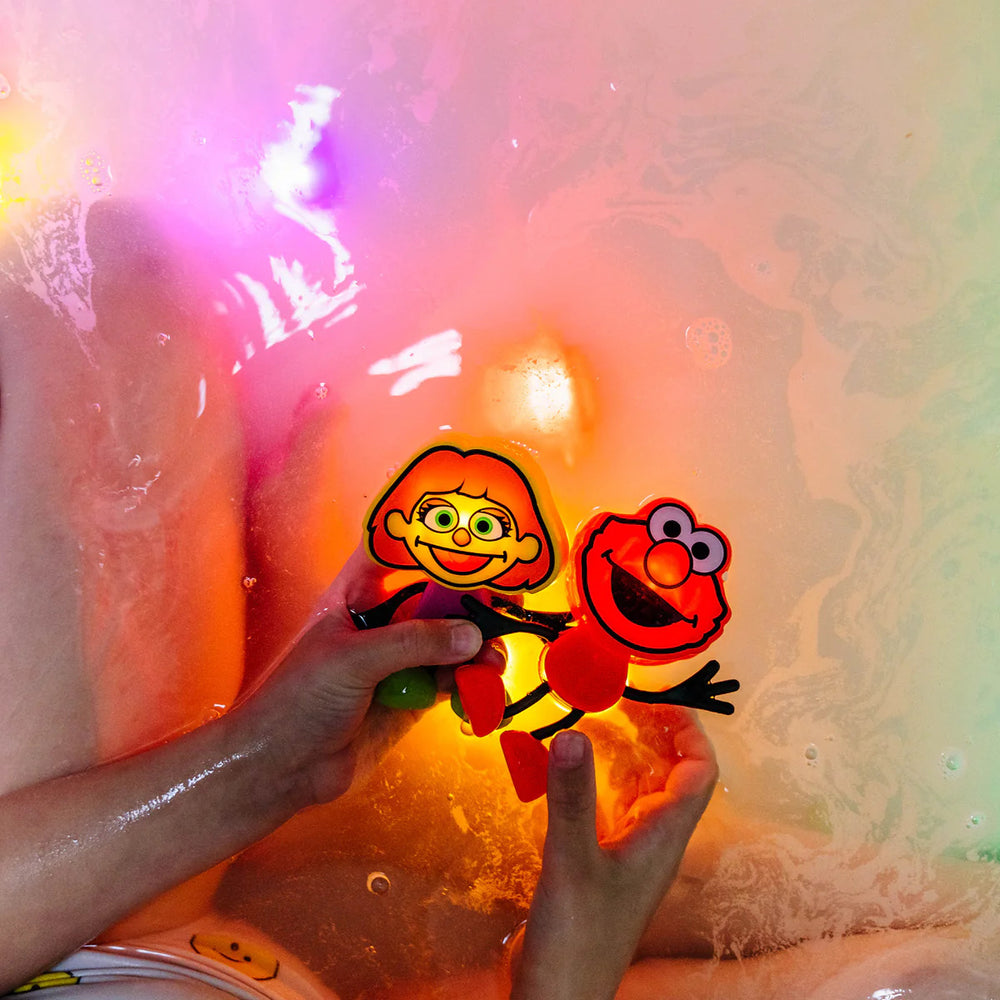 Badefigur Julia – Set mit zwei Sensorik-Würfeln, die im Wasser leuchten