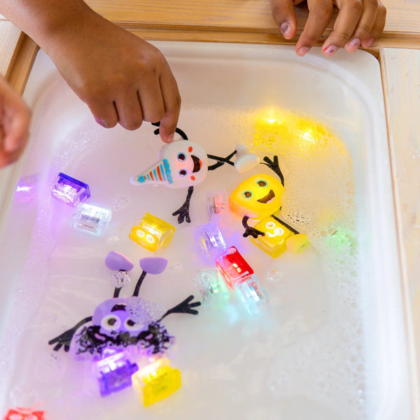 Badefigur Sammy – Set mit zwei im Wasser leuchtenden Sensorikwürfeln