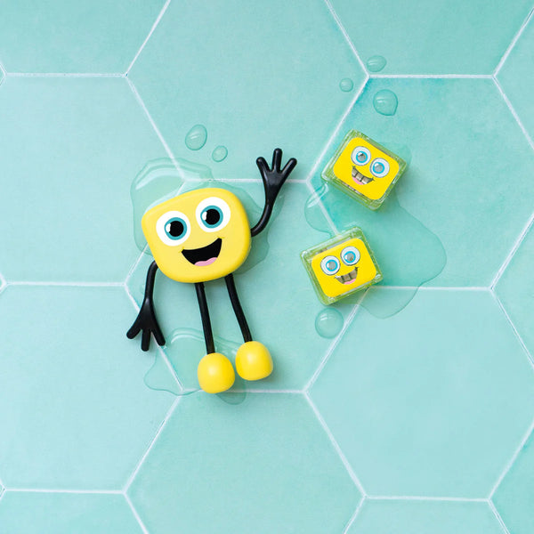 Badefigur Alex – Set mit zwei im Wasser leuchtenden Sensorikwürfeln
