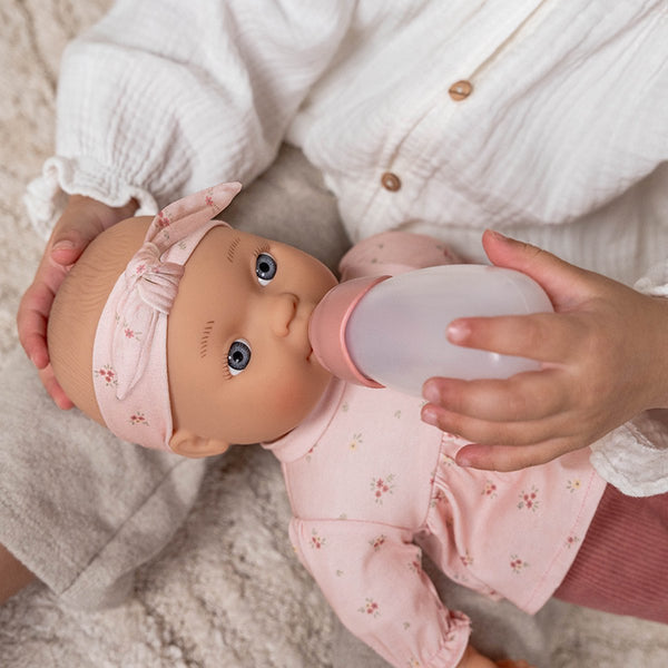 Babypuppe Lily mit Zubehör –  Spielpuppe ab 18 Monaten