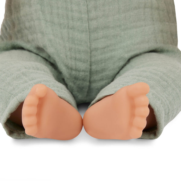 Babypuppe mit Schnuller im Musselinoutfit mit Stirnband