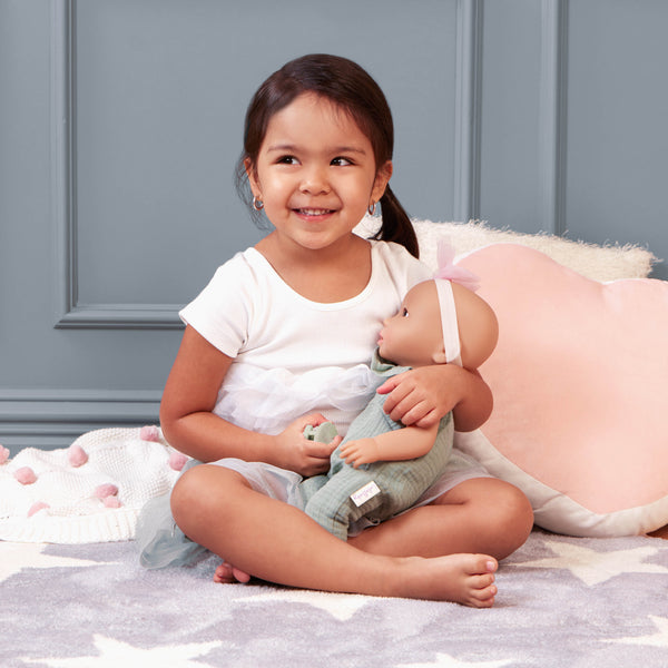 Babypuppe mit Schnuller im Musselinoutfit mit Stirnband