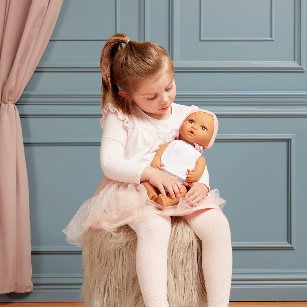 Babypuppe mit Schnuller im zweiteiligen Outfit mit Stirnband