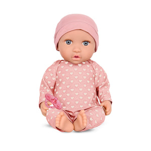 Babypuppe mit Schnuller im Pyjama mit Herzchen und Mütze