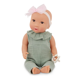 Babypuppe mit Schnuller im Musselinoutfit mit Stirnband