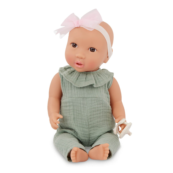 Babypuppe mit Schnuller im Musselinoutfit mit Stirnband