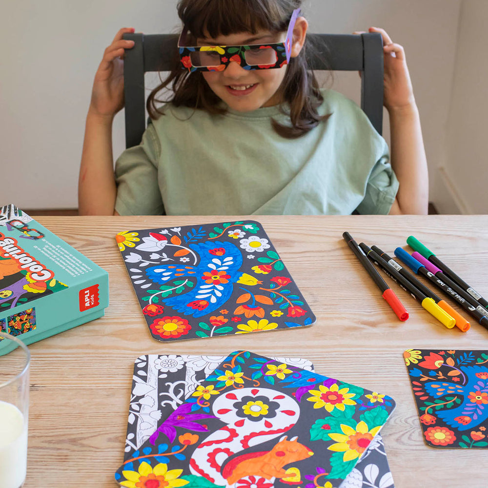 Kunstset mit Brille – 3D-Ausmalen