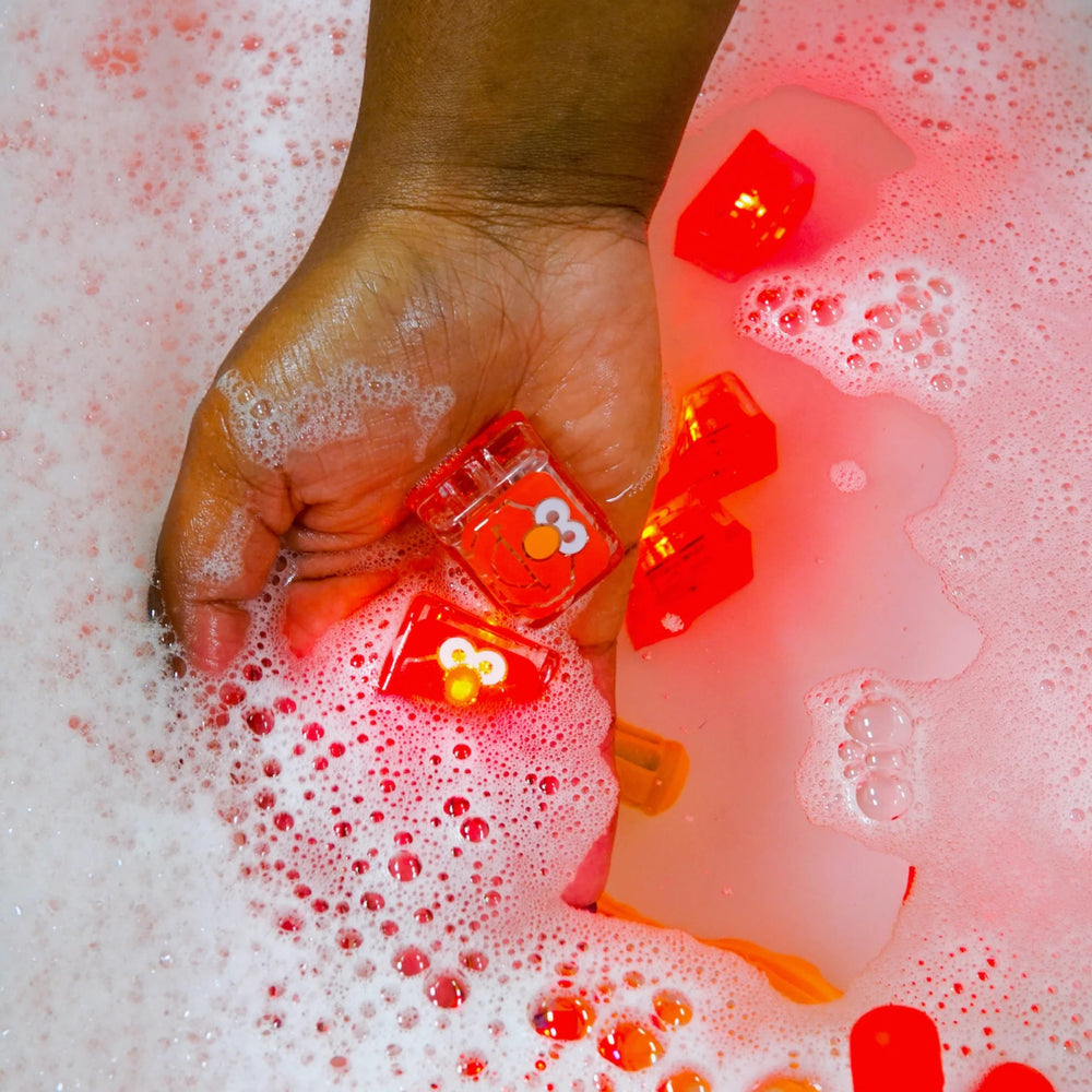 Im Wasser leuchtende Sensorikwürfel Elmo Sesamstraße – rot