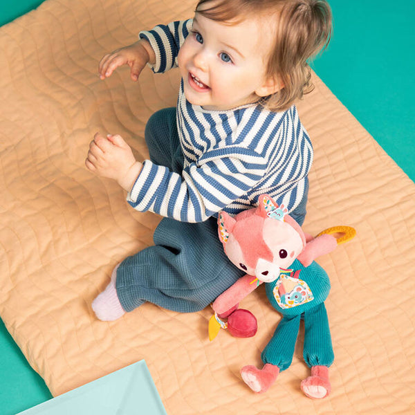 Multifunktionales Aktivitätsspielzeug zum Kuscheln – Katze Jeanne 9 m+