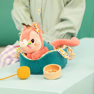 Kuscheltier Katze mit Körbchen und Zubehör – Katze Jeanne 12 m+