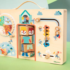 Holz-Manipulationstafel Koffer – „Kleidung für jedes Wetter“ Füchsin Alice