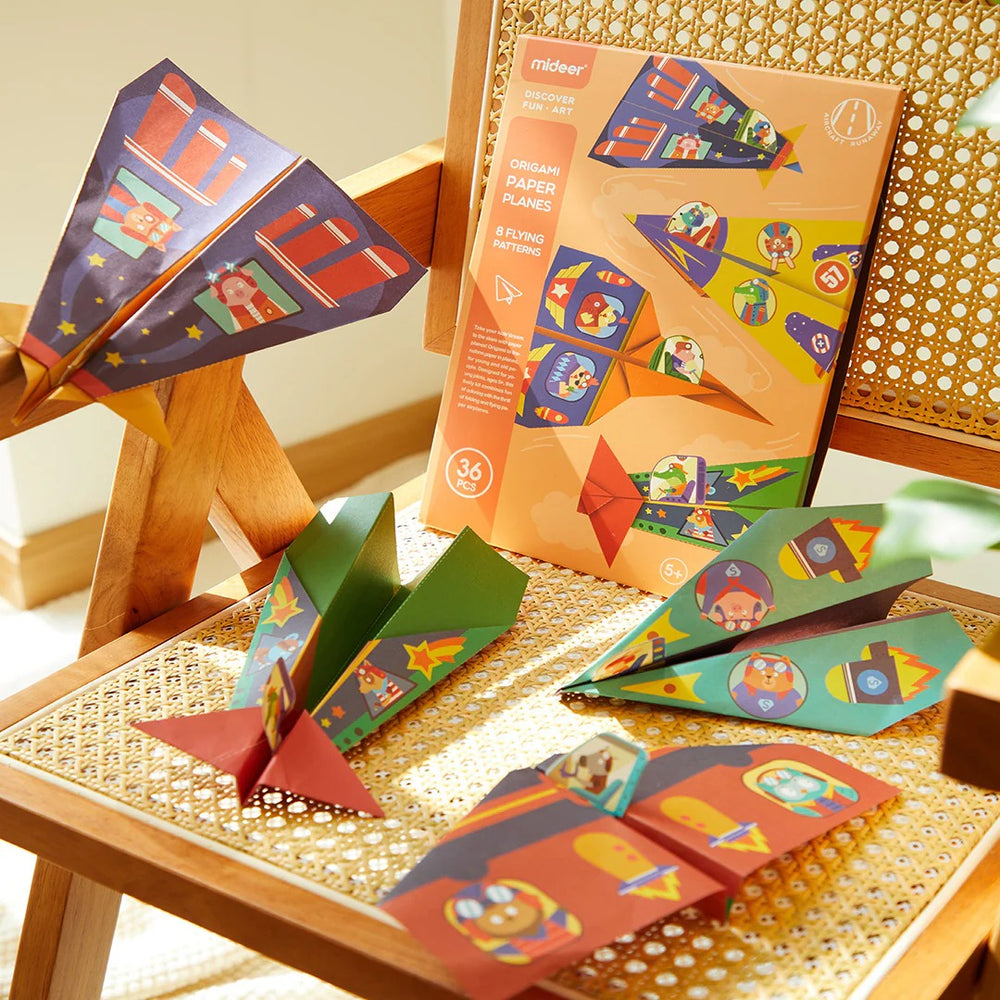 Origami mit Aufklebern – Papierflieger