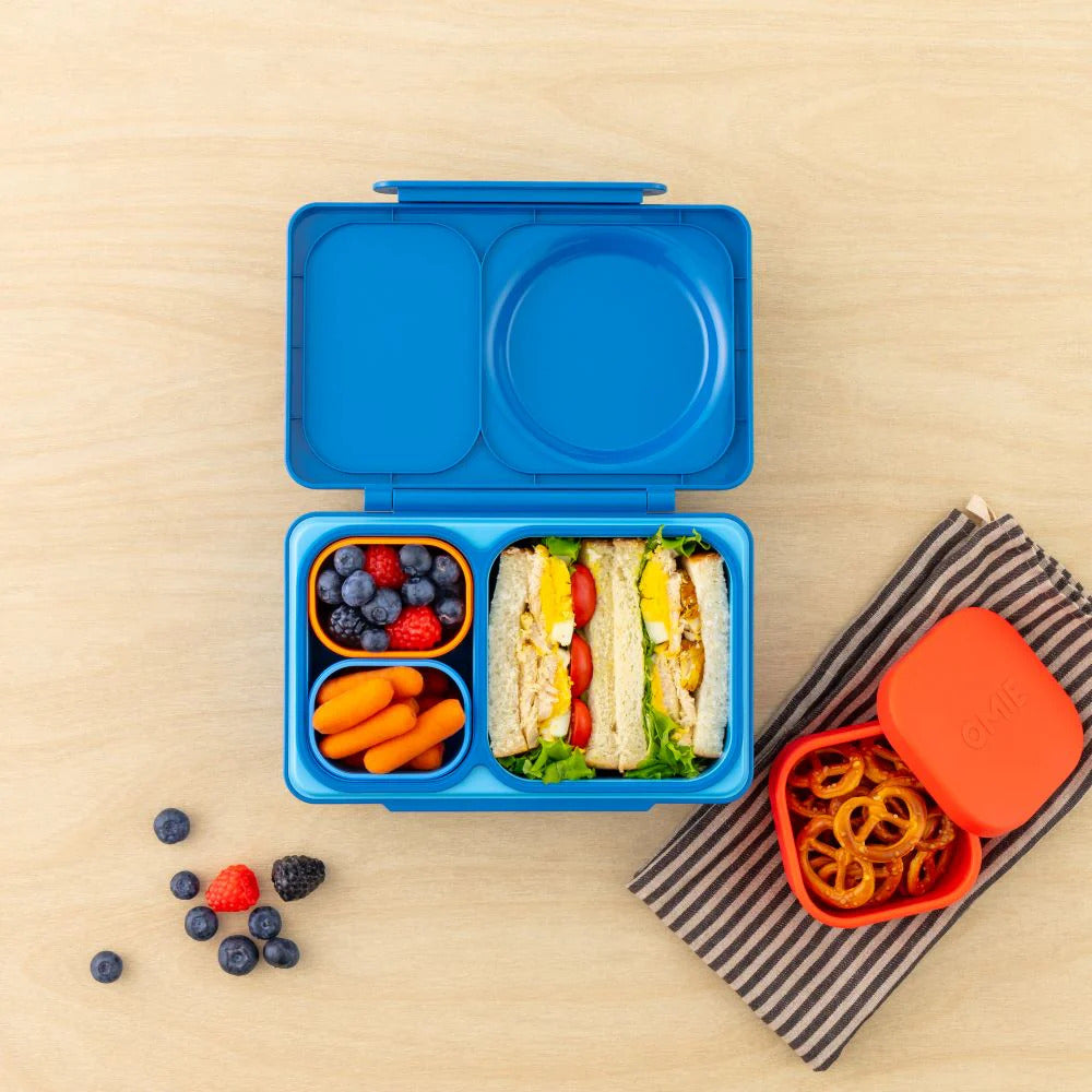 Zwei luftdichte Behälter für die Lunchbox OmieBox UP Dip – Blue Orange