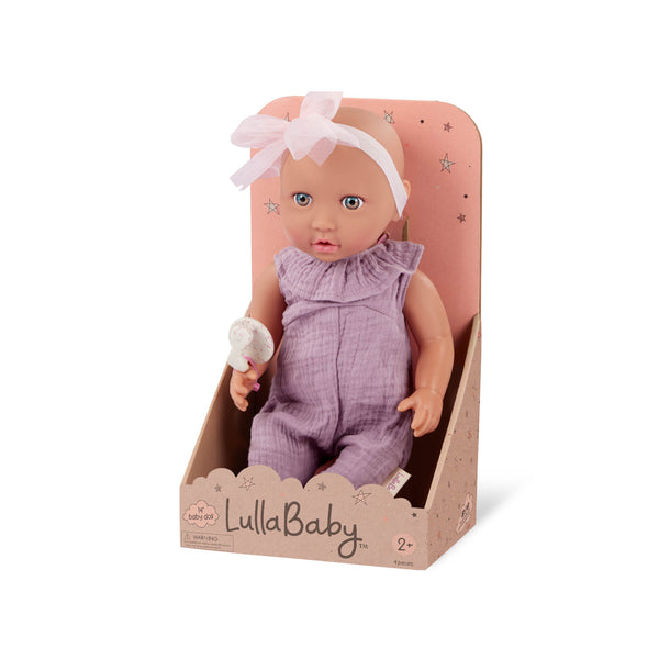 Babypuppe mit Schnuller im lila Musselinoutfit mit Stirnband