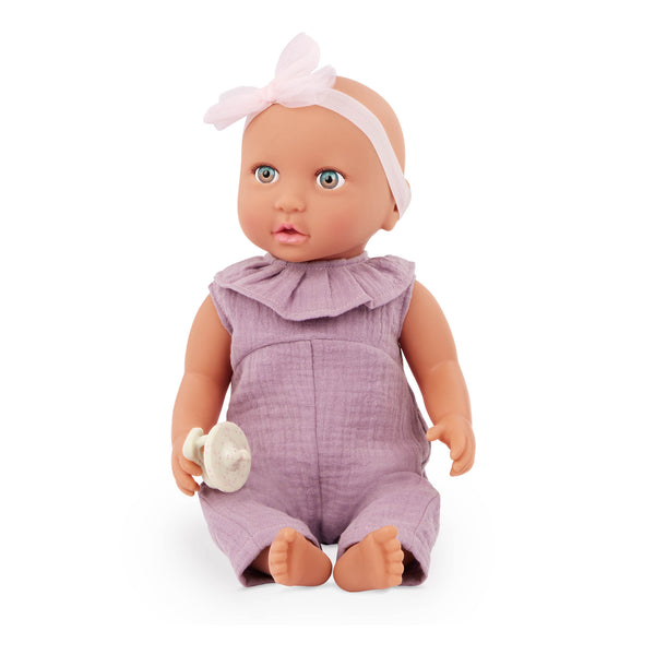 Babypuppe mit Schnuller im lila Musselinoutfit mit Stirnband