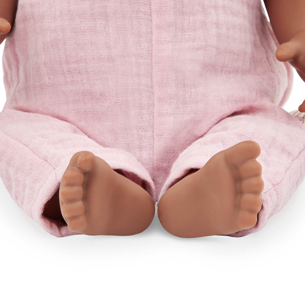 Babypuppe mit Schnuller im rosa Musselinoutfit mit Stirnband