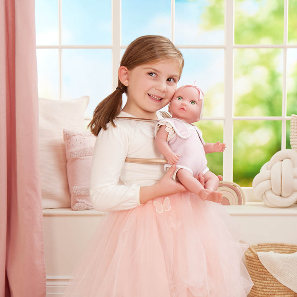 Babypuppe mit Trageschale im cremefarbenen Outfit mit Spitzenrüschen