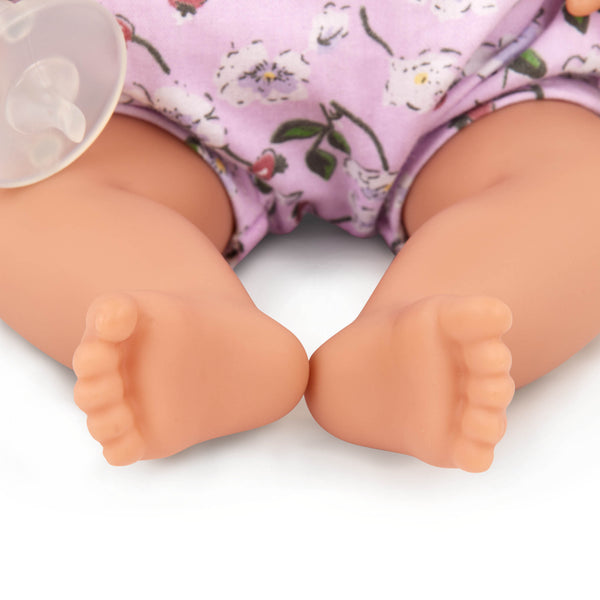 Babypuppe mit Babynest im Blümchenoutfit