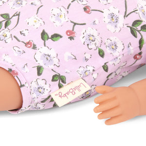 Babypuppe mit Babynest im Blümchenoutfit