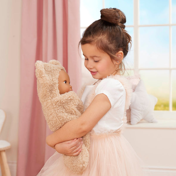 Babypuppe mit Teddyschlafsack im Pyjama