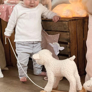 Mary das Wollschaf Kuscheltier zum Ziehen