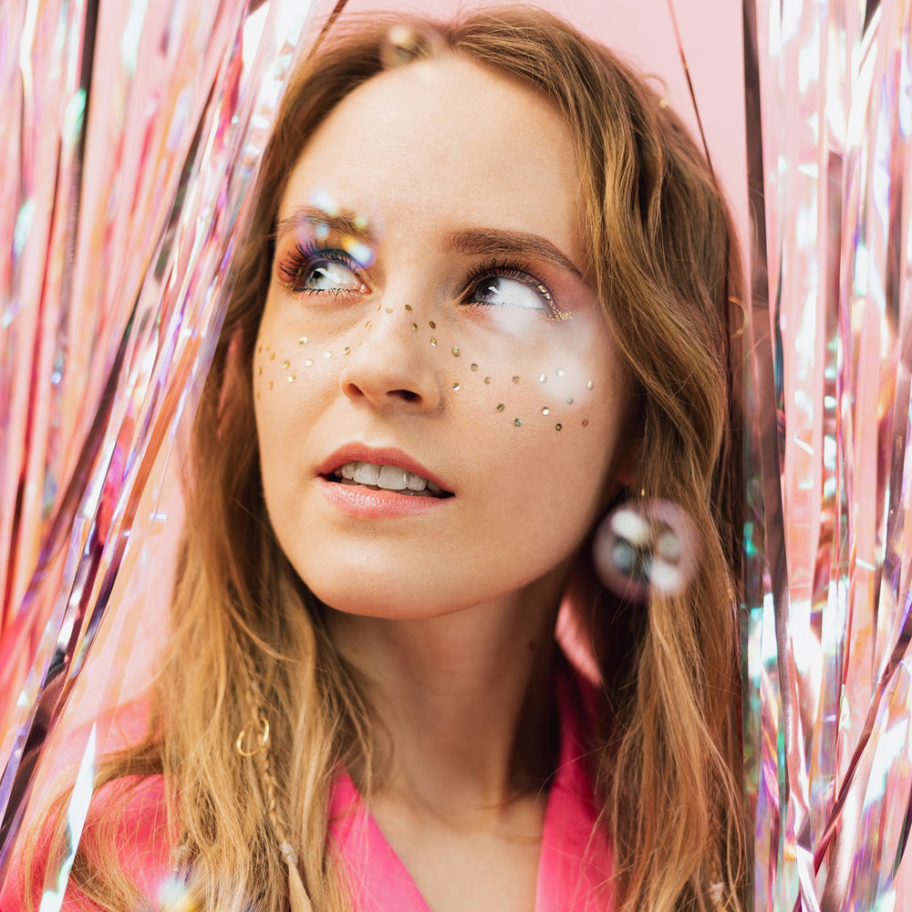 Gesichtsglitter – Goldfarbene Sommersprossen für das Gesicht