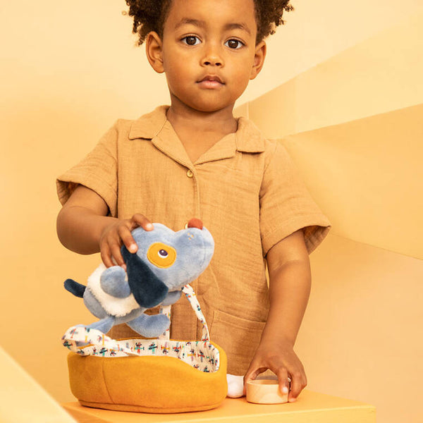 Kuscheltier Hund mit Körbchen und Zubehör – Hund Jules 12 m+