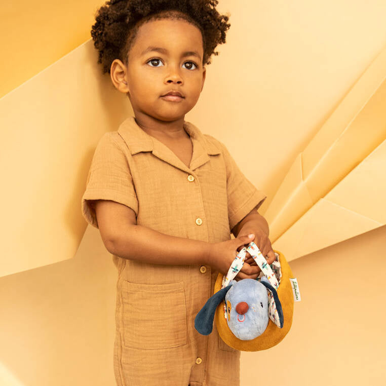 Kuscheltier Hund mit Körbchen und Zubehör – Hund Jules 12 m+