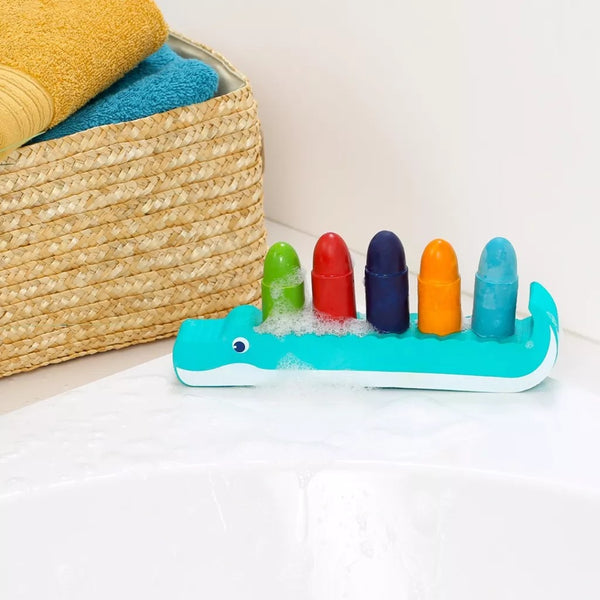 Schaumstoffkrokodil mit Buntstiften zum Malen in der Badewanne