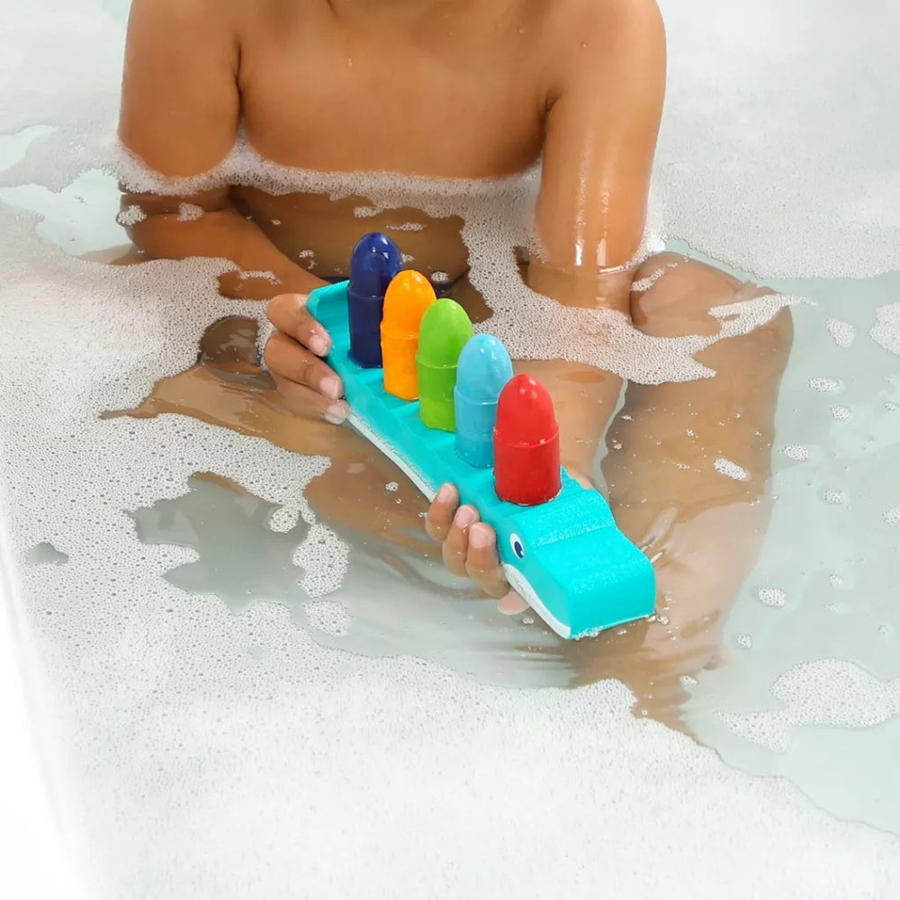 Schaumstoffkrokodil mit Buntstiften zum Malen in der Badewanne