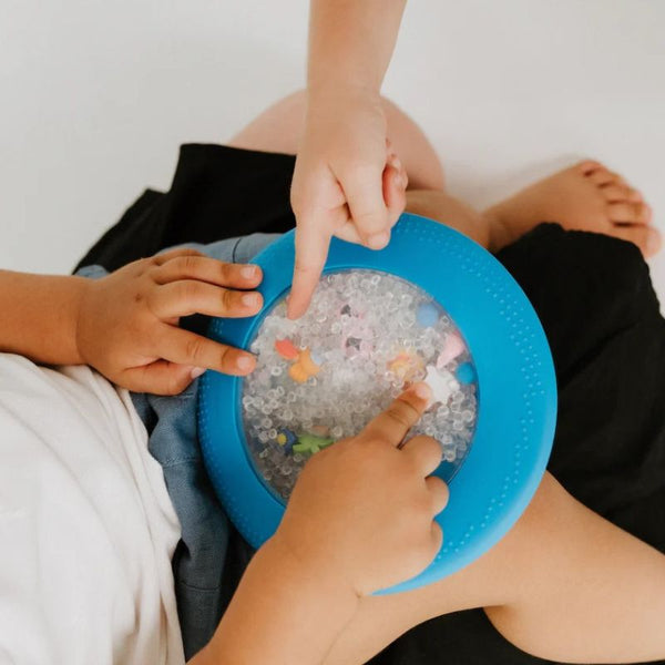 Peekaboo-Sensorikscheibe mit Figuren – Strand
