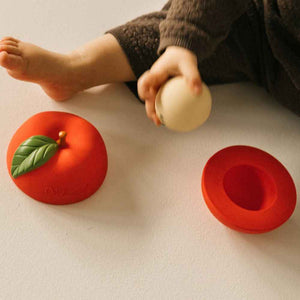 Gryzak układanka z piłką grzechotką Oli&Carol - Jabłko