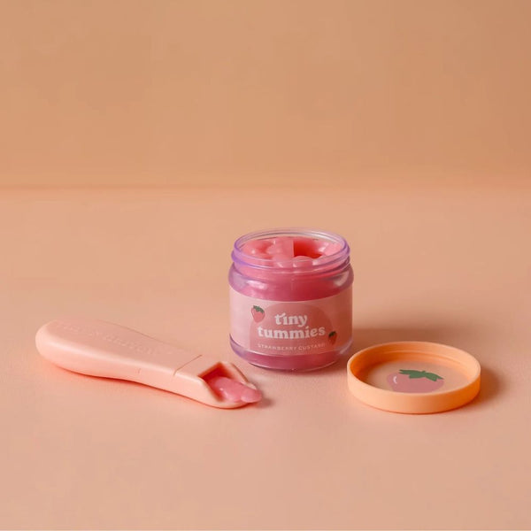 Magisches Glas von Tiny Tummies mit Löffel zum Füttern von Puppen – Erdbeere
