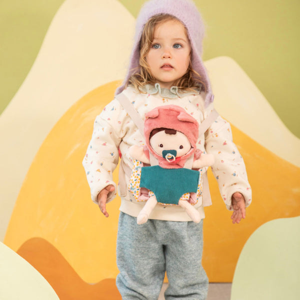 Babypuppe im Tragetuch und mit Mütze – Jeanne 18 m+